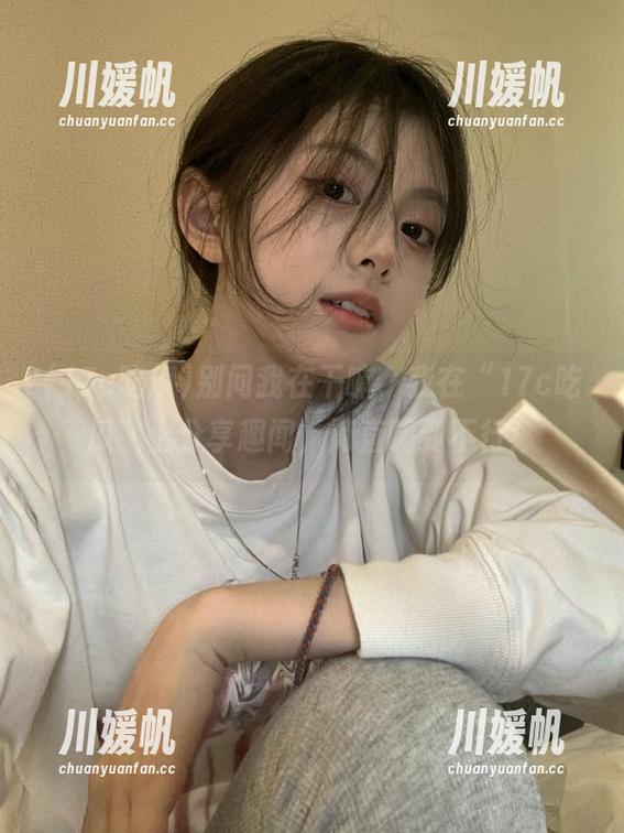 别问我在干嘛，我在“17c吃瓜”上分享趣闻，简直嗨到不行！
