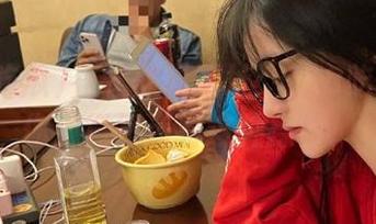 花式黑料网址：718吃瓜告诉你，竟然还有这种操作！