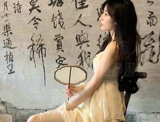 观看“hlwbet”，有人在热闹中尖叫，我却只想静静围观